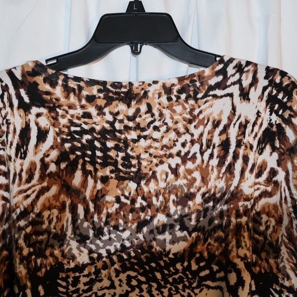 Joseph A Blouse Size L Capped sleeves Animal print Buttons Across Shoulder Top - Picture 10 of 10